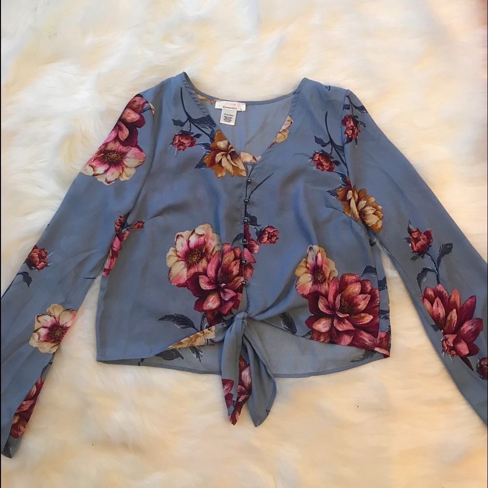 Never been worn, floral top, size small!
